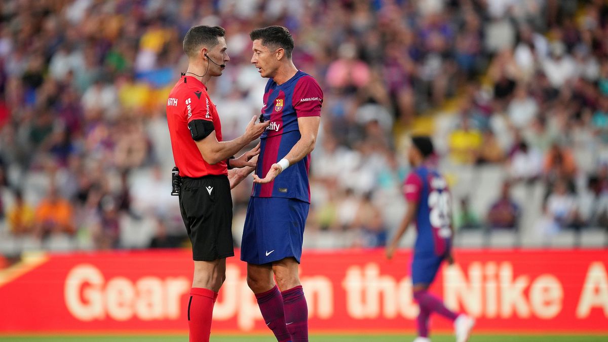 Getty Images / Alex Caparros / Robert Lewandowski w rozmowie z sędzią
