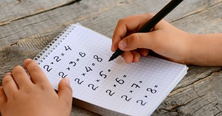 Dziecko nie może nauczyć się tabliczki mnożenia? Wypróbuj metodę Jasia Fasoli