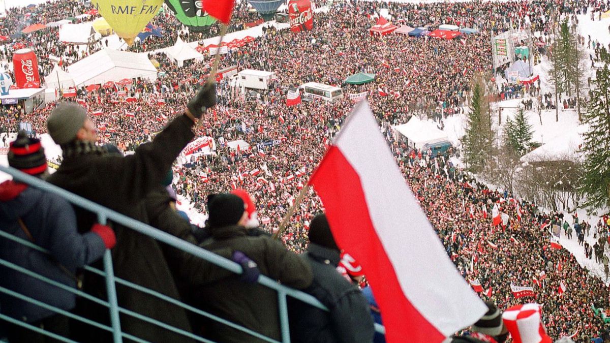 Tłumy na Wielkiej Krokwi i wokół skoczni podczas PŚ w Zakopanem w 2002 roku
