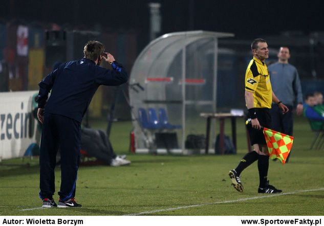 Wiechowski pokrzykujący w kierunku arbitra bocznego