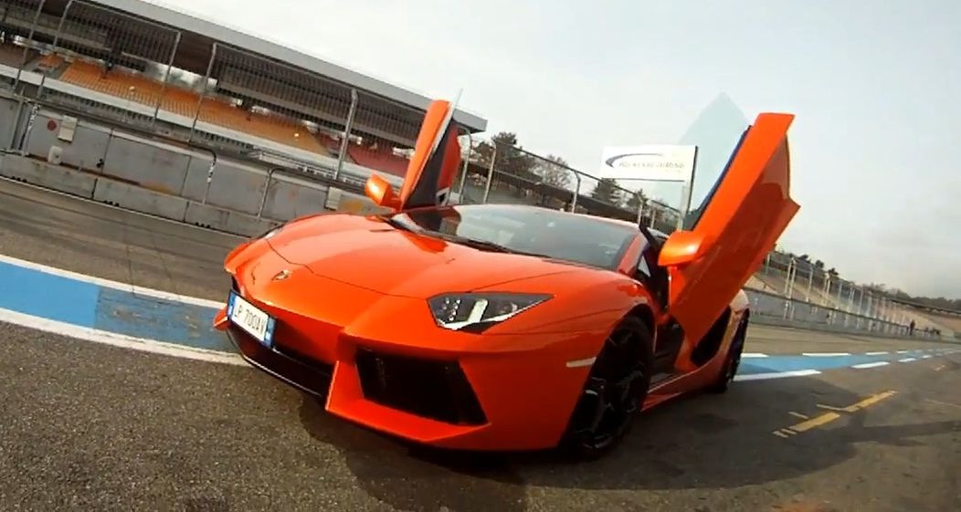 Lamborghini Aventador pokazuje, na co je stać [wideo]