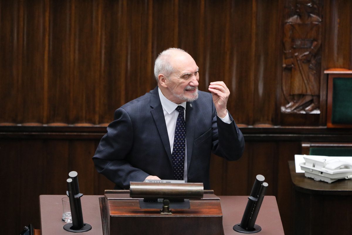 Antoni Macierewicz tłumaczy się z agresywnego zachowania w stosunku do Straży Marszałkowskiej przed Sejmem