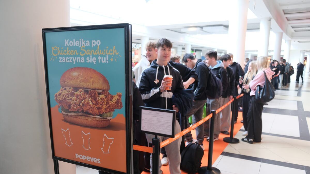 Kolejka do Popeyes Lublin w CH Lublin Plaza