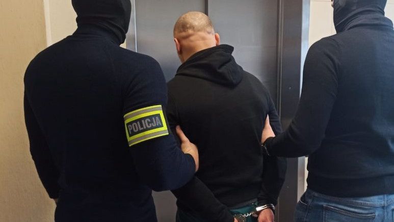 Katowice. Mężczyzna podejrzany jest o napad z nożem i bronią.