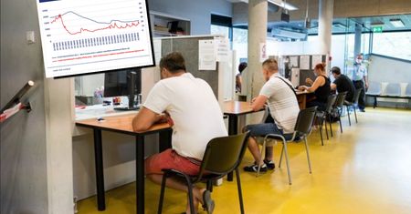 Bezrobotnych jest tak mało, że pracodawcy nie chcą się po nich schylać? [ANALIZA]