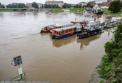 Podtopienia po ulewach. Zalane Bulwary Wiślane w Krakowie