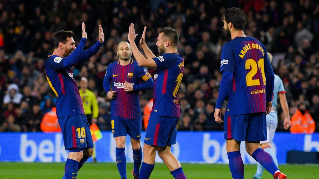 Lionel Messi i Jordi Alba cieszą się po bramce dla Barcelony