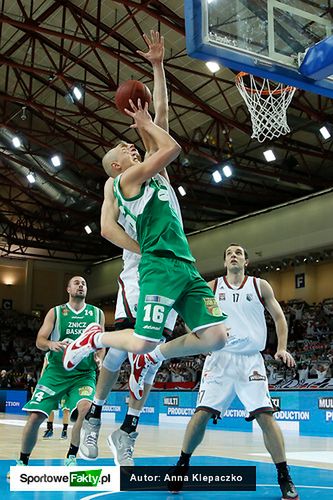 Adam Kaczmarzyk jest wyróżniającym się graczem Znicza