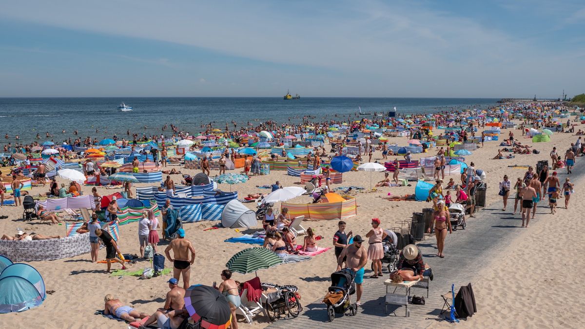 Trwa sezon urlopowy, jednak pandemia COVID-19 w Polsce nabiera rozpędu
