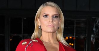 Jessica Simpson eksponuje SMUKŁĄ TALIĘ na nowym zdjęciu, a zaniepokojeni fani drżą: "Coś tu nie gra! CO SIĘ Z TOBĄ DZIEJE?" (FOTO)