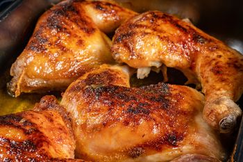 Udka z kurczaka marynuję i piękę w ten sposób. Skórka chrupie tak, że sąsiad słyszy, a mięsko jest soczyste i delikatne