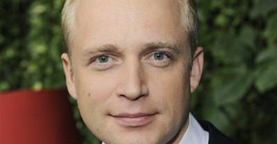 Adamczyk rozśmiesza kobiety w łóżku