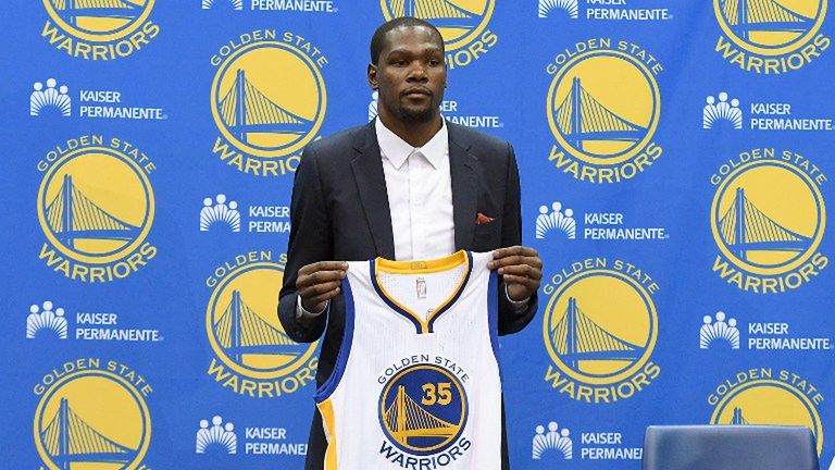 Zdjęcie okładkowe artykułu: AFP / 7 lipca Kevin Durant podpisał kontrakt z Golden State Warriors