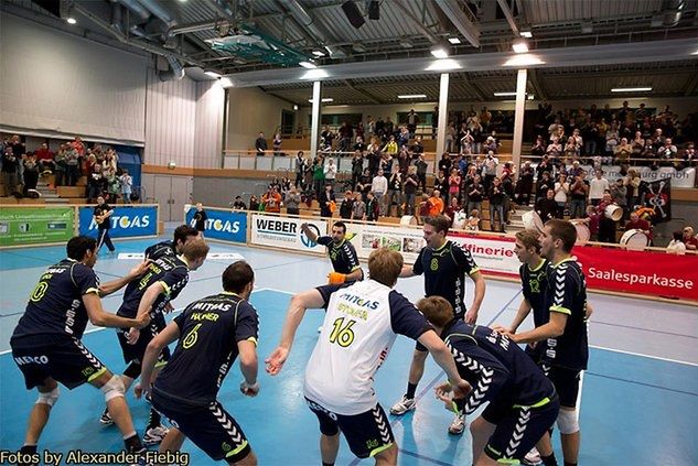 Radość drużyny Artura Augustyna po zwycięstwie nad VfB Friedrichshafen / fot: chemie-volley.de