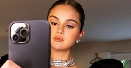 Blond Selena Gomez. Zmysłowa? Zapozowała w samym bikini