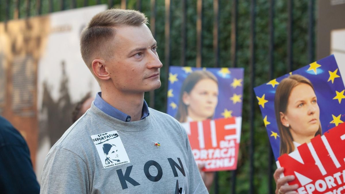 23.08.2018. Bartosz Kramek na demonstracji pod siedzibą ABW przeciw deportacji Kozłowskiej.