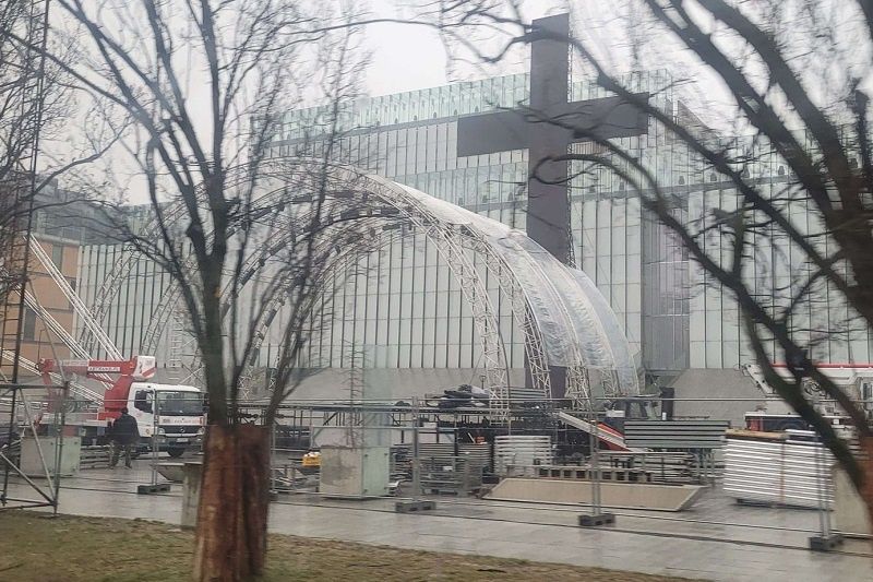 Przed budynkiem CSK stanęła scena i krzyż. TVP organizuje koncert wielkanocny