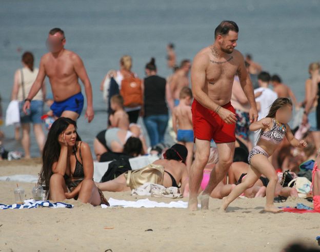 Sylwia Bomba KOMENTUJE zdjęcia z Grzegorzem Collinsem z sopockiej plaży! Robi się poważnie?