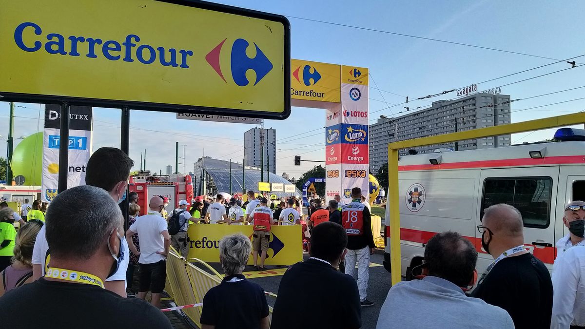 Służby medyczne interweniujące po kraksie na mecie 1 etapu wyścigu kolarskiego 77 Tour de Pologne