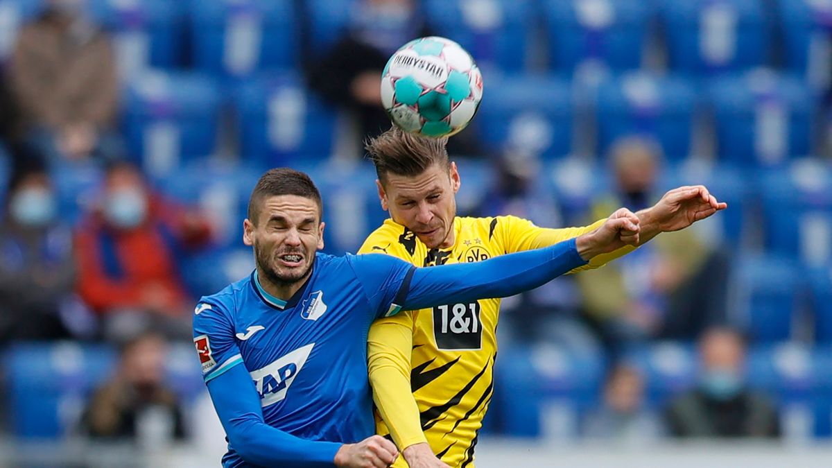 PAP/EPA / RONALD WITTEK / Na zdjęciu: Mijat Gacinovic (z lewej) oraz Łukasz Piszczek