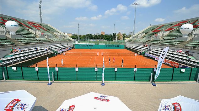 W sezonie letnim nie ma problemu z kortami (fot. tenislegia.pl)