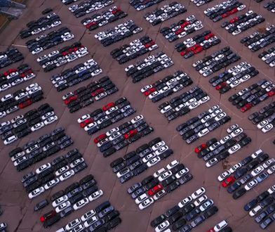 Nie mają gdzie trzymać aut. Volkswagen wynajmuje place i stadiony