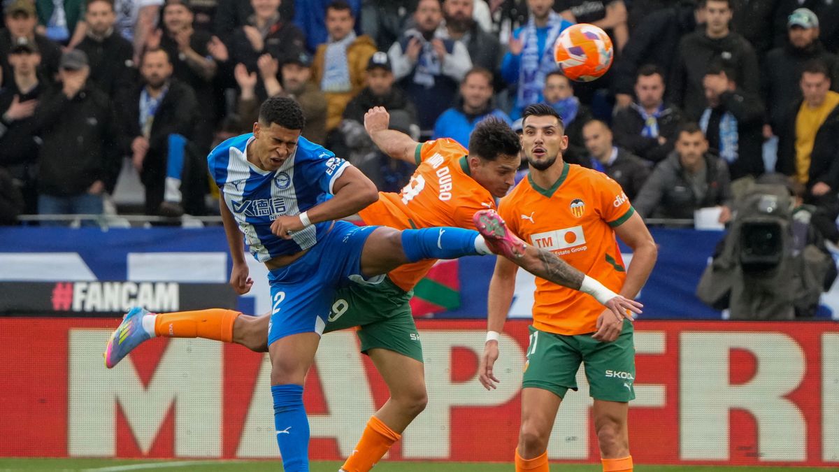 PAP/EPA / PAP/EPA/ADRIAN RUIZ HIERRO / Deportivo Alaves zdobyło cenne trzy punkty