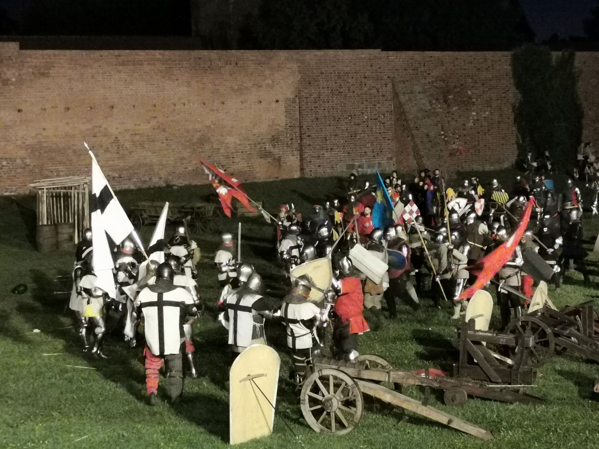 Bohaterami wydarzeń są rekonstruktorzy - ludzie, którzy poświęcają mnóstwo czasu i pieniędzy, aby odtworzyć wydarzenia sprzed wieków