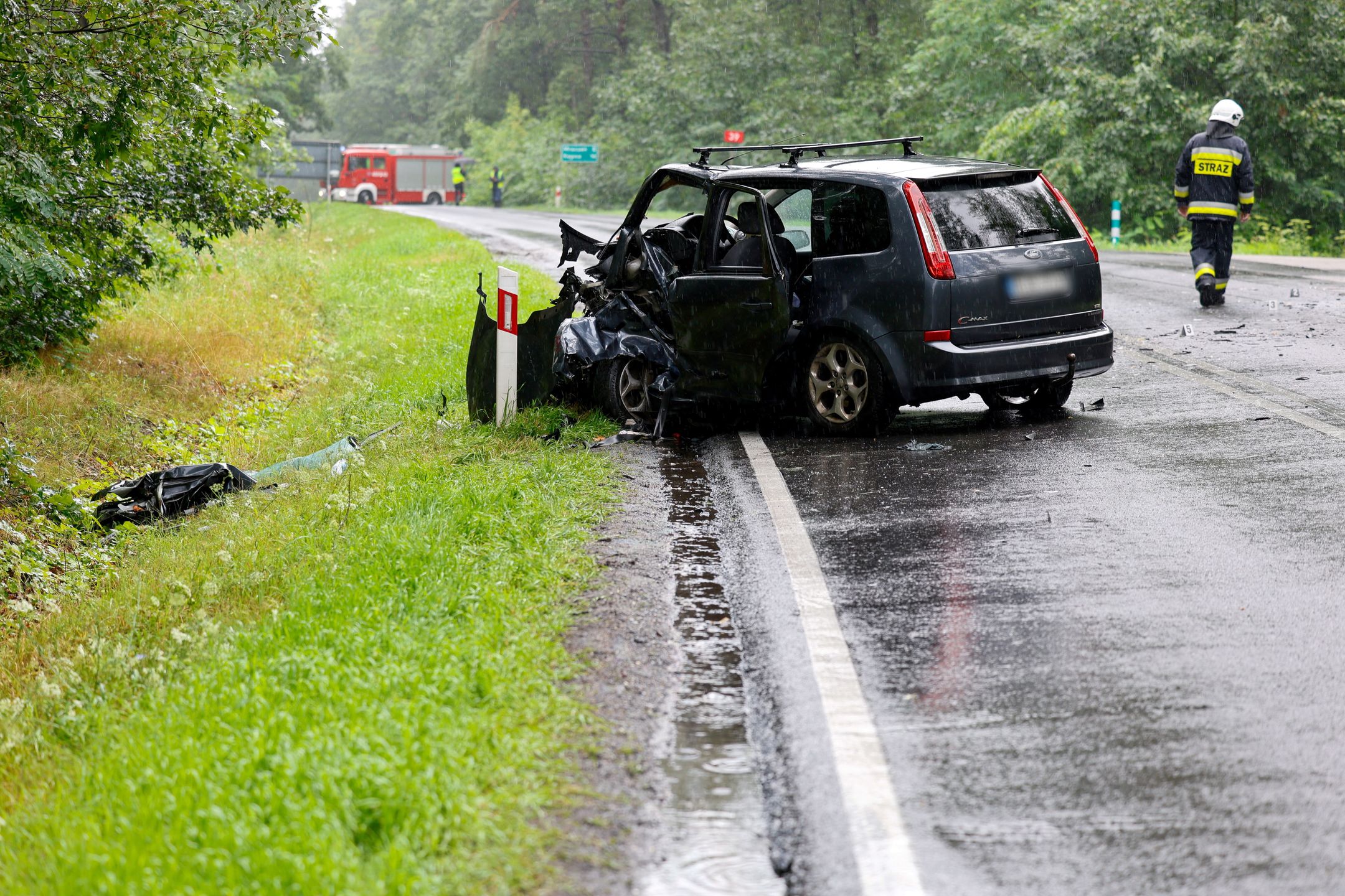Piotrówka (pow. kępiński), 28.07.2025. Miejsce śmiertelnego wypadku przy skrzyżowaniu DK 39 z drogą lokalną w okolicach miejscowości Piotrówka, 28 bm. W wyniku zderzenia dwóch samochodów osobowych na miejscu zginęło obu kierowców. (jm) PAP/Tomasz Wojtasik