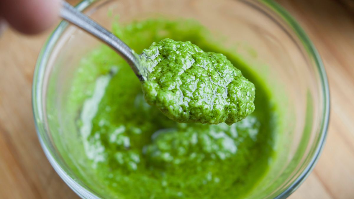 Pesto robię z kolendry i podaję do grzanek z bagietki