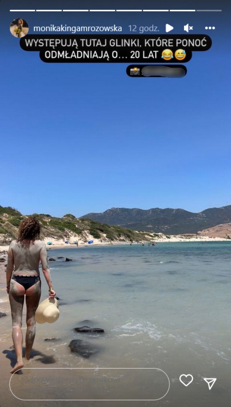 Monika Mrozowska pozuje do zdjęć topless wysmarowana glinką