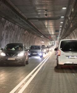 Tunel zamknięty, kierowcy bez informacji. W nocy powitał ich szlaban