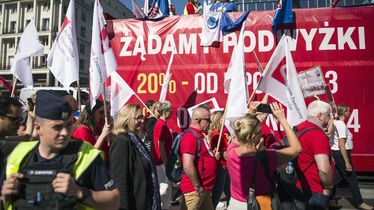 WARSAW, MAZOWIECKIE, POLAND - 2023/09/15: Protesters hold placards and wave trade unions flags during the "March of Anger" in Warsaw. Thousands of public sector employees - under the "March of Anger" (Marsz Gniewu) slogan - marched through the streets of Warsaw to protest against low wages. Its direct cause is the lack of implementation of the demands of budget employees. The budget employees' trade unions demanded the indexation of the average annual salary increase by 20%. from July 1, 2023 and 24 percent from January 1, 2024. And this protest, a month before the parliamentary elections, was organized by the All-Polish Alliance of Trade Unions (OPZZ), which sympathizes with the left side of the political scene in Poland. (Photo by Attila Husejnow/SOPA Images/LightRocket via Getty Images)