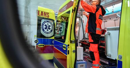 Koronawirus w Polsce. Kierowcy karetek covidowych prowadzą w skafandrach. "Traktujcie nas ulgowo"