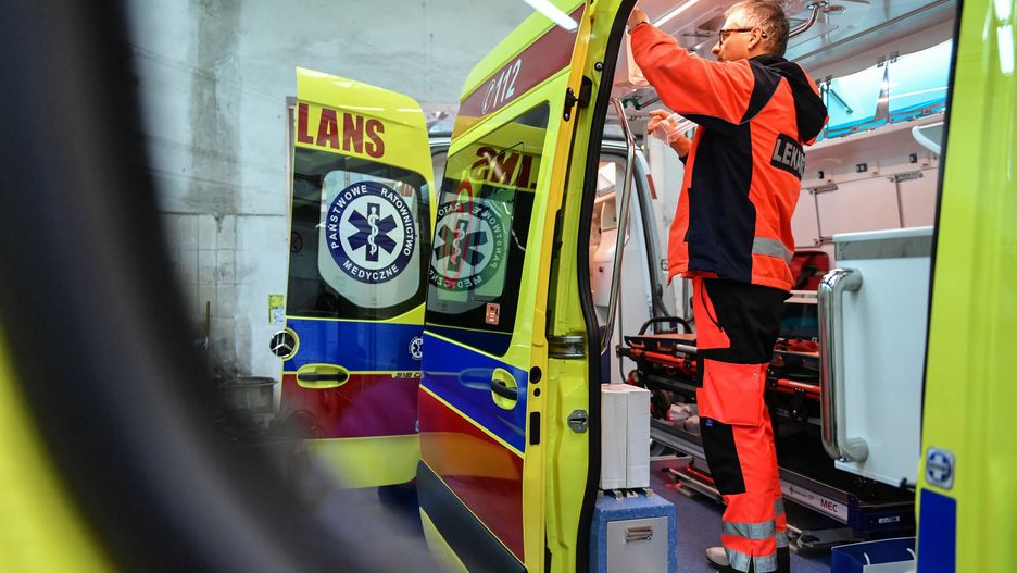 Koronawirus w Polsce. Kierowcy karetek covidowych prowadzą w skafandrach. "Traktujcie nas ulgowo"