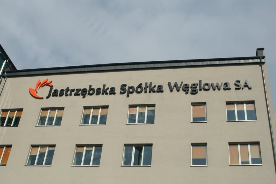 Śląskie. Kilkuset związkowców, głównie z górniczej Solidarności, pikietowało 1 lipca siedzibę Jastrzębskiej Spółki Węglowej.