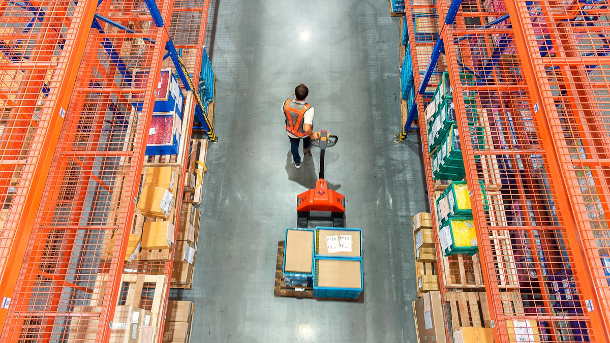High angle view of Male warehouse worker.
High angle view of Male warehouse worker pulling a pallet truck at distribution warehouse.
Kmatta