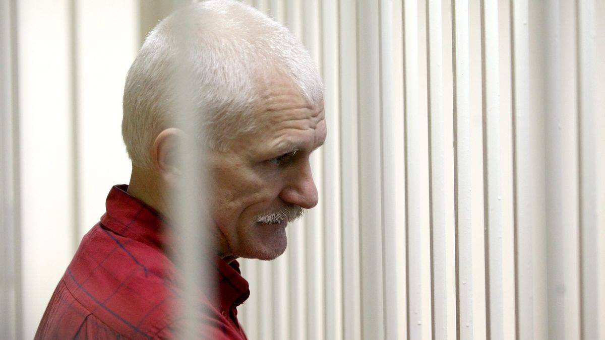 Ales Bialiatski trial in Minsk
epa03013549 Belarussian human rights activist Ales Bialiatski (also transliterated as Alex Belyatsky) is seen in a cage in a court room during a court session in Minsk, Belarus, 24 November 2011. Ales Bialiatski is a leader of Viasna, a human rights group based in Minsk. He was arrested on 04 August 2011 and charged with tax evasion, after Polish and Lithuanian prosecutors gave Belorussian police information about Vesna's bank accounts in their countries. The court in Minsk on 24 November convicted him and gave him a four and a half year sentence in a maximum security jail.  EPA/TATYANA ZENKOVICH
Dostawca: PAP/EPA.
TATYANA ZENKOVICH
ales bialacki