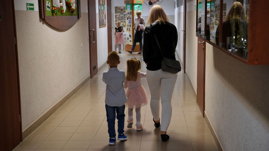 Dzieci w szkole podstawowej w miejscowości Orzechowce na Podkarpaciu, przed uroczystym rozpoczęciem roku szkolnego 2020/21