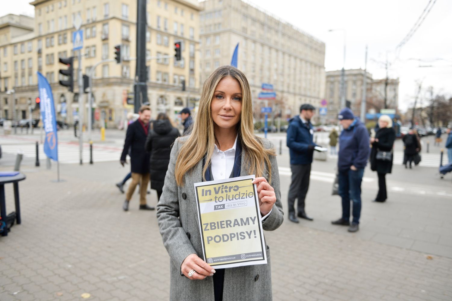 Małgorzata Rozenek przed stacją metra