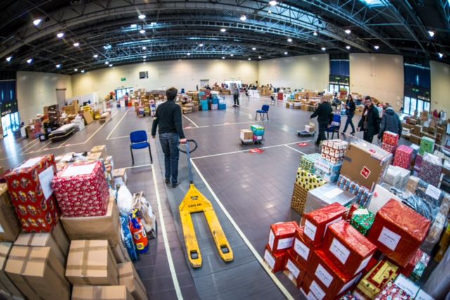 Szlachetna Paczka to nie tylko przygotowywanie i wręczanie paczek. To ogromne przedsięwzięcie logistyczne, w które zaangażowane są tysiące osób.