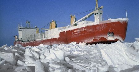 Topnieją lody. Będą nowe, polarne szlaki