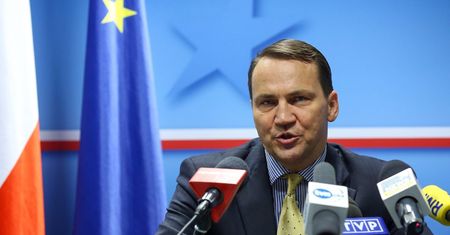 Sikorski w Paryżu. Namawia do sankcji