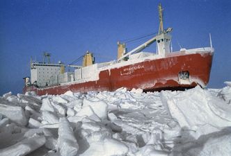 Topnieją lody. Będą nowe, polarne szlaki