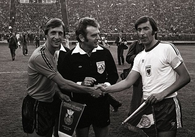 Na zdjęciu: Kazimierz Deyna i Johann Cruyff przed meczem Polska-Holandia w Chorzowie