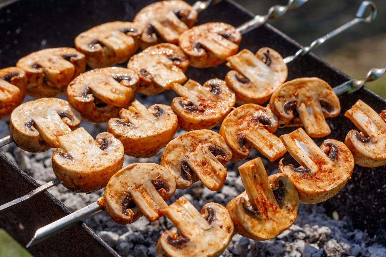 Mushrooms for the barbecue in an unusual presentation