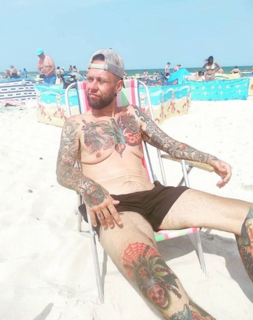Mateusz Borkowski z "Gogglebox" prezentuje odchudzoną sylwetkę na plaży