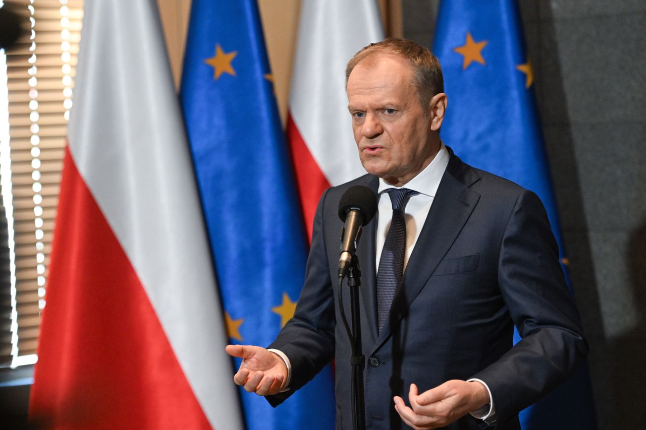 Warszawa, 07.03.2024. Premier Donald Tusk podczas konferencji prasowej w 1 Bazie Lotnictwa Transportowego w Warszawie, 7 bm. Premier udaje się z wizytą do Rumunii. (ad) PAP/Radek Pietruszka