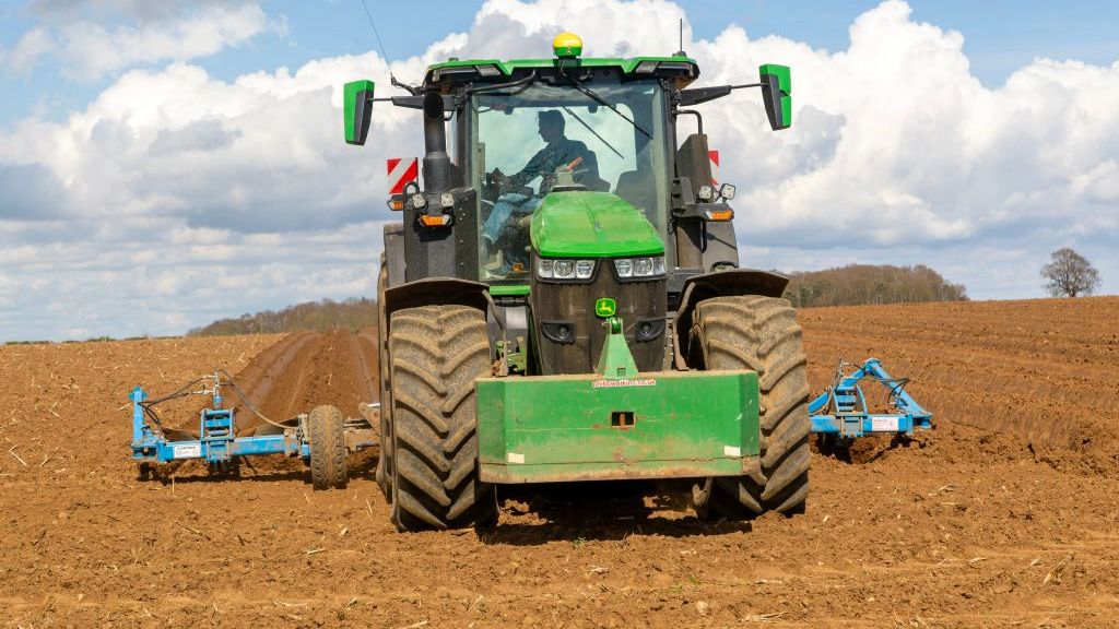 Ciągnik w polu (zdj. ilustracyjne) 