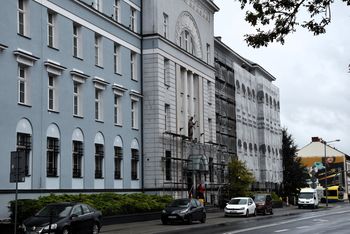 Tarnów: Zabytkowy gmach sądu okręgowego przy ul. Dąbrowskiego z odświeżoną elewacją